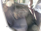 【2列目シート】軽自動車なのに足元がとっても広いんです。背が高い男性が乗ってもひろびろラクに座れます!