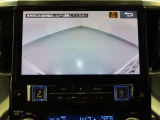 【バックモニター】後ろのカメラの映像がモニターに映し出されるので、後方の見えない死角や、障害物との距離などもしっかり安全確認することができます!