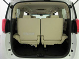 3列目シートは跳ね上げ式で折りたたみ可能です。キャンプ用品など大きな荷物もばっちり収納可能です。
