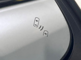 【ブラインドスポットモニター】走行中、ドアミラーの死角になりやすい箇所に後続車が接近するとサイドミラーのレンズに警告を表示!ドライバーに注意喚起をしてくれます。