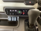 オートエアコンタイプなので細かい操作なしで快適温度に調整してくれます。シートヒーター付きで、冷えた車内でもスイッチを押せば数秒でシートがあたたかくなります。