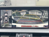 【パノラミックビューモニター】クルマを真上から見下ろした視点で駐車をサポートします。クルマの斜め後ろや真横など、いち早く障害物に気が付くことができます。
