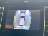 【パノラミックビューモニター】専用のカメラにより、上から見下ろしたような視点で360度クルマの周囲を確認することができます☆死角部分も確認しやすく、狭い場所での切り返しや駐車もスムーズに行えます。