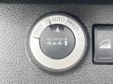 【オールモード4&times;4】2WD/4WDモードを手軽に切り替え可能。燃費重視の2WD、スタック時に役立つLOCK、AUTOモードでは4WDの配分を自動で調整し、路面状況を問わず安定した走りをサポート。