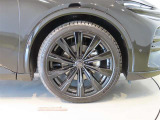 純正のアルミホイール装着車です。タイヤサイズは225/45R21です。