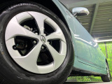 【純正15インチアルミホイール】外観にマッチした純正アルミホイールを装着しております。各種社外アルミホイールや、スタッドレスタイヤも取扱いしております。是非ご相談ください♪