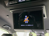 【フリップダウンモニター】大画面モニターで後席でもエンタメをお楽しみいただけます。小さなお子様にも大人気の装備です♪