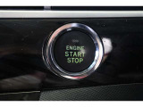 プッシュスタートです。キーを携帯しブレーキペダルを踏みこみ、ボタンを押すとエンジンがスタートします。鞄やポケットからキーを取り出さなくてもいいのは楽ですね。