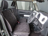 運転席のシート再度が少し立っておりますので運転中の体の左右にの揺れを支えてくれます!