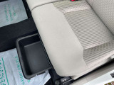 【助手席シート】シート下に収納スペースがあります!