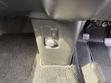 シフトレバーの下部には運転席のシートヒーターやシガーソケットがございます!シートヒーターは冬場に暖房が効くまでの間の強い味方です♪