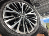 【純正18インチアルミホイール】外観にマッチした純正アルミホイールを装着しております。各種社外アルミホイールや、スタッドレスタイヤも取扱いしております。是非ご相談ください♪