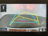 【バックガイドモニター】後方の映像をナビ画面に表示するだけでなく、ステアリング操作に連動して動くガイド線も同時に表示!予想進路の確認をしながら後退できるので便利です!