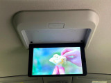【フリップダウンモニター】大画面モニターで後席でもエンタメをお楽しみいただけます。小さなお子様にも大人気の装備です♪