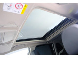 大型サンルーフ装備!フォレスターは初代からサンルーフは大型タイプを使用しています。後席の方も開放感があります。室内のシェードだけオープンにして使用すれば、夏冬も開放感を味わえます。