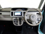 センターメーターを採用した機能的なインパネはスイッチ類の操作性も良好!インパネ部にシフトレバーを採用し前席足元はスッキリ広々とした空間が確保されており快適です!
