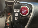 【Hondaスマートキー】カバンやポケットに入れたままでもドアの施錠・解錠が可能なスマートキーを装備。エンジンのオン・オフ時もカギを取り出す必要が無いからとっても便利です♪