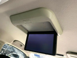 【フリップダウンモニター】大画面モニターで後席でもエンタメをお楽しみいただけます。小さなお子様にも大人気の装備です♪