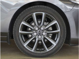 【純正アルミホイール】外観にマッチした純正アルミホイールを装着しております。ノーマルタイヤ、スタッドレスタイヤも広島マツダにお任せください。