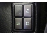 ECOモードはエアコンの利きなどを抑え、低燃費で走れるようにサポートします。EVモードはモーターのみで動くので、夜間などの静かに走行したい時に便利です。(EVモードは一定速度を超えると解除されます)