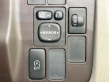 【電動格納ミラー】サイドミラーは電動格納式となっており、狭い駐車場でもキズがつくリスクを抑えられます。