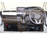 操作性に優れた運転席となります!小物入れや各ボタンの配置にこだわり、使いやすいです!座り心地もよく視認性も良好なのでロングドライブもお任せ下さい!