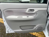 【助手席内ドア 】ドアポケットやトレイも備え、小物の収納に便利。日常使いにも配慮された設計です!