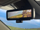 【デジタルインナーミラー】後席の大きな荷物や同乗者で後方が確認しづらい時でも安心!カメラが撮影した車両後方の映像をルームミラー内に表示。クリアな視界で状況の確認が可能です!