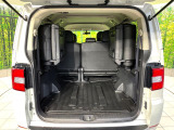 ラゲッジルームは、大容量のスペースを確保。普段のお買い物からレジャーまで、幅広く活躍してくれます!また、リアシートを倒すことでバリエーション豊かにお使いいただけます。