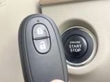 【キーレススタートシステム】カバンやポケットに入れたままでもドアの施錠・解錠が可能なスマートキーを装備。エンジンのオン・オフ時もカギを取り出す必要が無いからとっても便利です♪