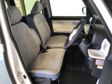 運転席の座面高さを調整できるシートリフターが付いています。フロントシートはベンチシートを採用で、座面も広く使い勝手もいいですよ♪