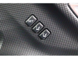 運転席のシートポジションを記憶させることができます。ボタンを押すと設定したポジションに電動で移動してくれます。