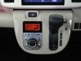 オートエアコンで暑い夏も寒い冬も快適な車内で運転出来ます。