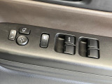 【電動格納ミラー】サイドミラーは電動格納式となっており、狭い駐車場でもキズがつくリスクを抑えられます。