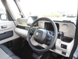 ★運転席まわり★大きなフロントガラスで見晴らしよく運転しやす設計と、広くてゆとりのある運転席。楽な姿勢で座ることが出来るので長時間の運転でも疲れにくいですし体もぶれにくく工夫されています。