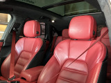 オプション設定の18way電動アダプティブスポーツシート/メモリーパッケージ&ガーネットレッドシートベルト&ポルシェクレストエンボスヘッドレスト(フロント/リア)が装着されております