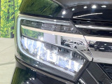 【LEDヘッドライト】悪天候や夜間走行時も良好な視界を確保し安心して運転できる高輝度LEDヘッドライトを装備!点灯速度が早く、消費電力も抑えられています。