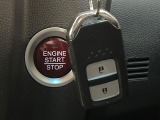 【Hondaスマートキー】カバンやポケットに入れたままでもドアの施錠・解錠が可能なスマートキーを装備。エンジンのオン・オフ時もカギを取り出す必要が無いからとっても便利です♪