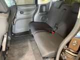【後部座席】家族でのお出かけにも安心!後部座席・足元も広く使い勝手のいいお車です!