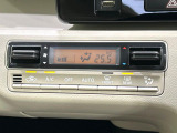 【オートエアコン】一度お好みの温度に設定すれば、車内の温度を検知し風量や温度を自動で調整。暑い&hellip;寒い&hellip;と何度もスイッチ操作をする必要はありません。快適な車内空間には必須の機能ですね♪