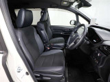 ゆったり室内で運転もしやすいです♪使い勝手の良い配置も考えられています!!