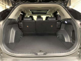 広々としたラゲージスペースを備えています。シートを倒すことで大きなものや長さのある荷物もしっかりと積み込めます。