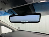 デジタルインナーミラー付き。後方視野角が広く、後席に同乗者がいても後方を確認しやすく安心です。