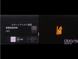 レーンディパーチャーアラートとは車線、又は走路からの逸脱の可能性を警告すると共に、車線、又は走路からの逸脱を避けるためのハンドル操作の一部を支援する機能です。詳細は販売店スタッフまでお尋ね下さい。