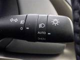 【オートライト】車外の明るさに応じて、自動的にライトの点灯・消灯をしてくれます。