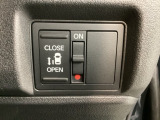 パワースライドドアが付いています。ワンタッチで簡単にお子様でも、お年寄りの方でも、開閉できますからとても便利です。キーレスや車内スイッチでも自動でドアの開閉ができます。