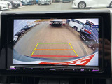 【バックモニター】後方の障害物や歩行者を確認できるバックモニター。狭い駐車場や混雑した場所でも安心して車を操作できます。