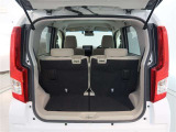 後部座席を倒せば大きな荷物も楽に積めます。