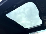 【ガラスルーフ】ガラスルーフ搭載で車内の解放感が一気にアップ!開放的なドライブをお楽しみいただけます。