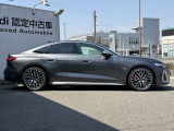 Audiの車両は、空気力学を考慮した流れるようなラインが強調されており、スポーティでエレガントな印象を与えます。